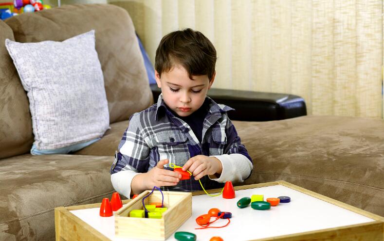 孩子出現自閉癥的時候有哪些明顯特征呢